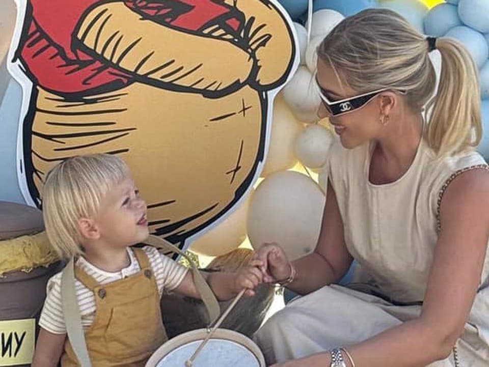 Influencerka pod paľbou kritiky pre správanie syna v lietadle: Známa mamička reaguje!