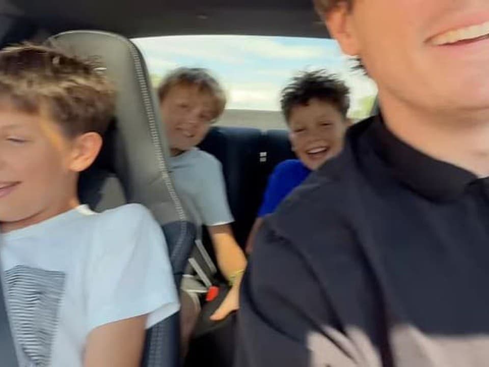 Influencer ukázal veľké srdce: Chlapcovi splnil sen! Previezol ho v luxusnom Porsche