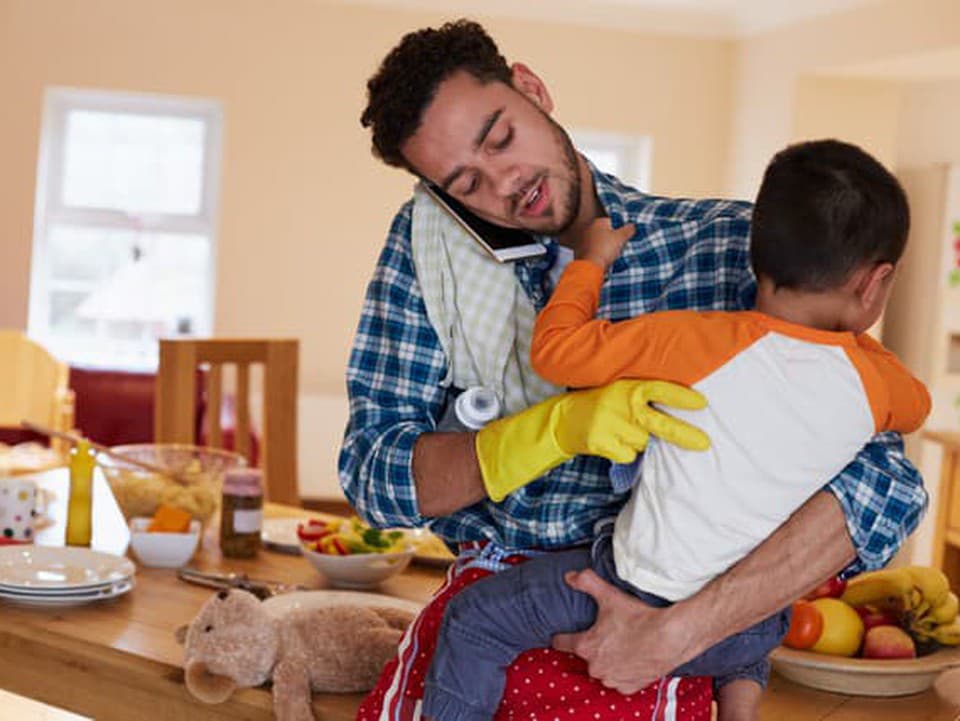Len „úplné minimum“? Toto zvládne otec doma skôr, než sa vráti manželka