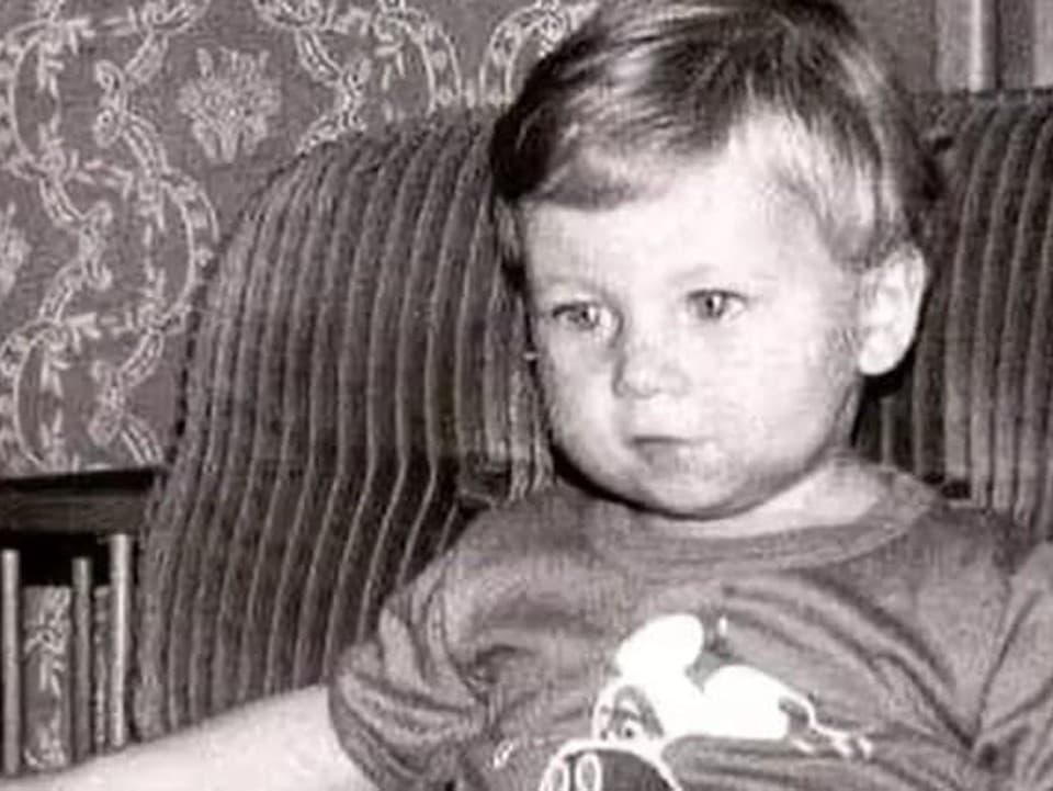 FOTOHÁDANKA: Spevák, ktorý chcel preraziť v politike a miluje luxus! Spoznávate ho?
