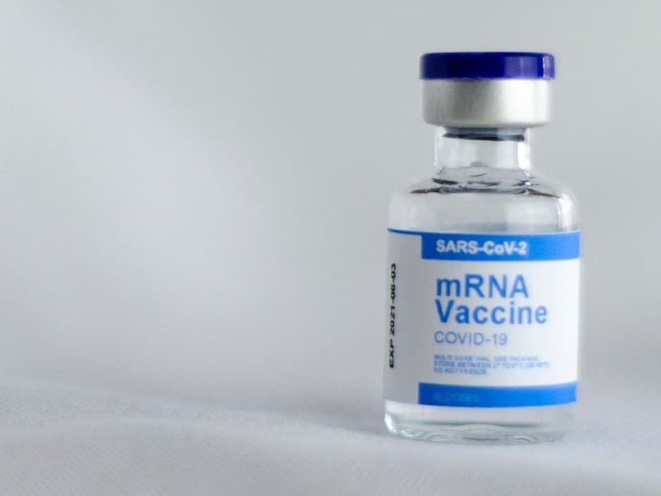 mRNA vakcíny obstáli v najväčšej vedeckej previerke. Analýza miliárd dávok ukazuje, čo bola pravda a čo len veľká konšpirácia