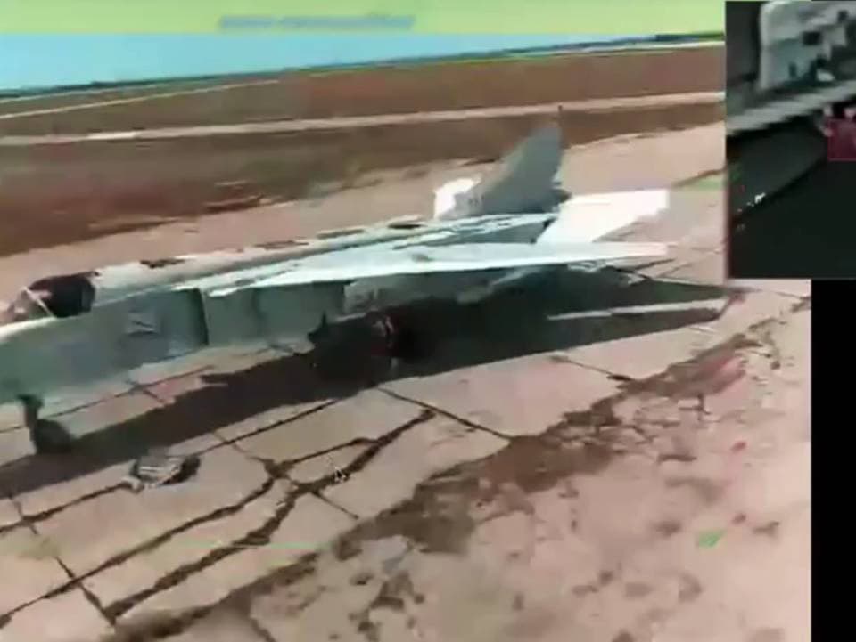 VIDEO: Ruský bombardér Su-24M v hodnote miliónov zničili dva drony Hornet. Jeden stál iba 11-tisíc dolárov