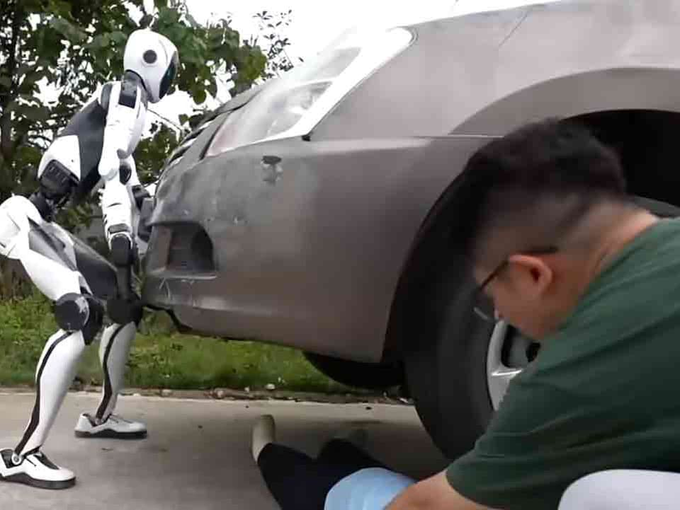VIDEO: Pozri, ako tajomný robot H2-X od Unitree dvíha auto a zachraňuje ľudí. Firma o ňom zatiaľ prezradila len minimum