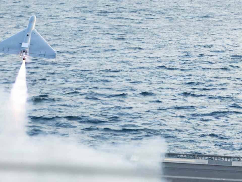 USA platia 25-tisíc dolárov mesačne za pripojenie jediného dronu LUCAS k sieti Starshield. Pentagon je čoraz viac závislý od SpaceX