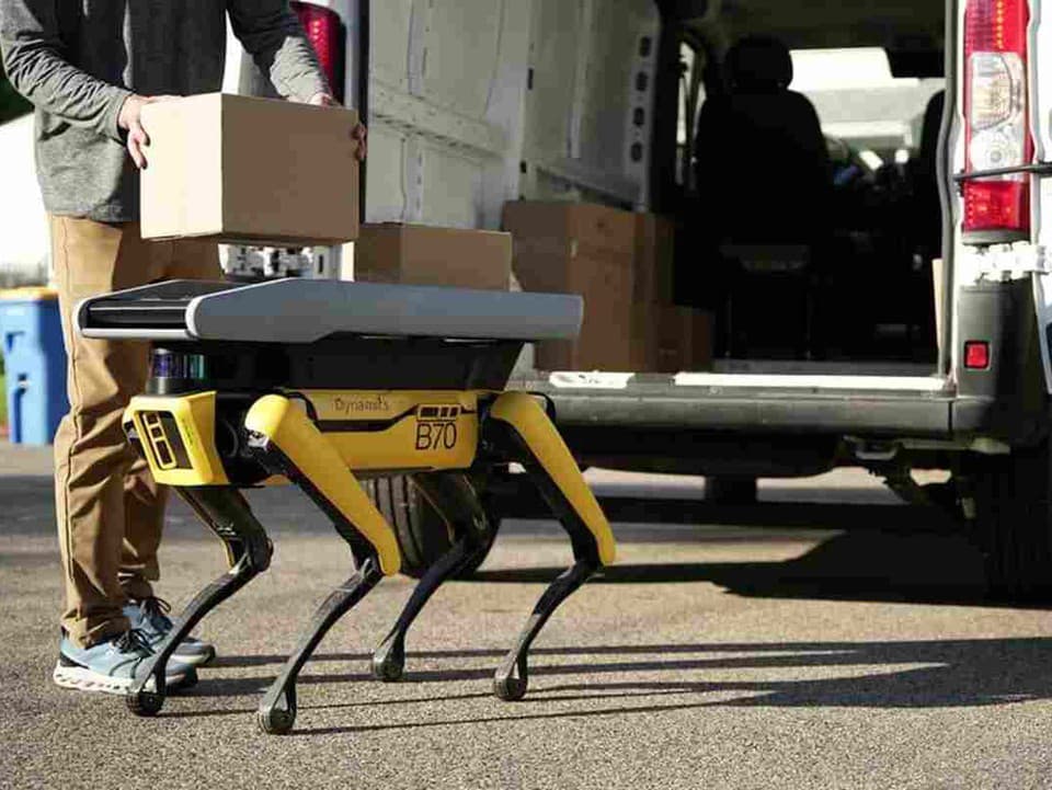VIDEO: Balík k dverám by ti mohol doniesť robot Spot od Boston Dynamics. Firma ho posiela do ulíc na prvé testy