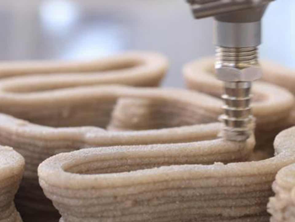 Vedci našli spôsob, ako spojiť piesok bez cementu. Baktérie z neho vytvoria pevný stavebný materiál