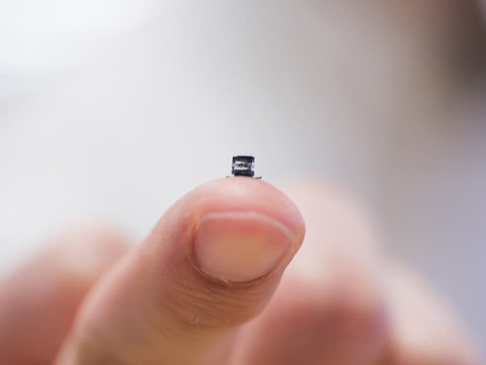 VIDEO: Vedci vytvorili miniatúrneho robota, ktorý môže operovať priamo v tele. Meria len pár milimetrov a funguje bez batérie