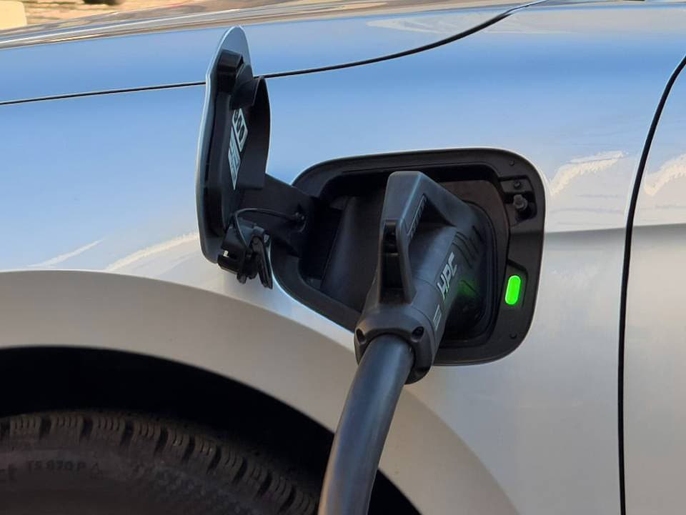 Čína hlási prelomovú batériu pre elektromobily. Dojazd má posunúť za hranicu 1 000 kilometrov