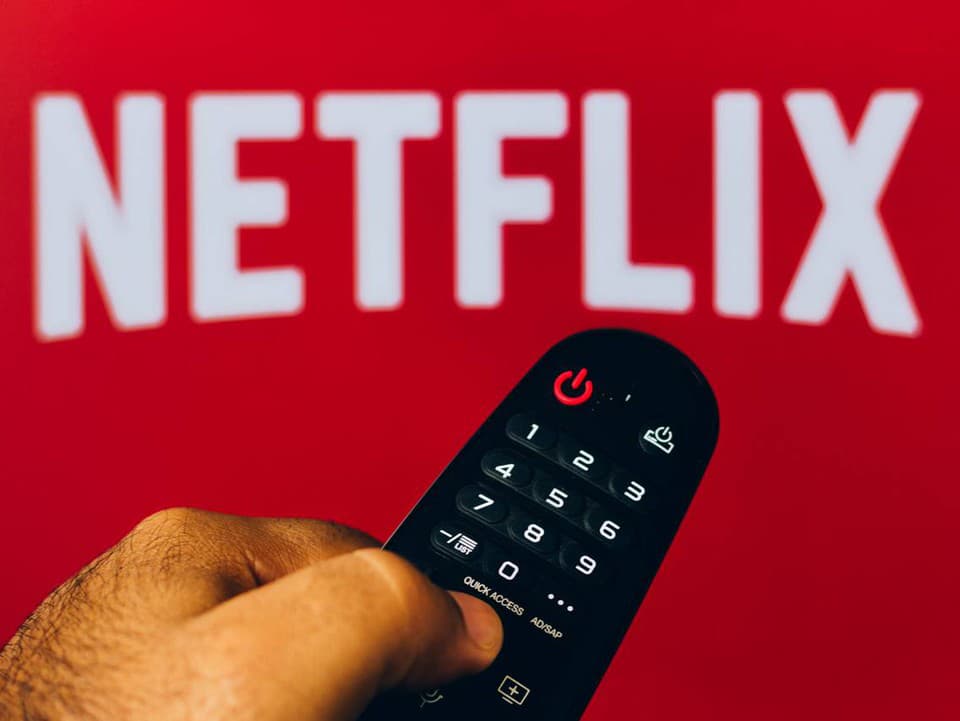 Netflix nespomaľuje ani na konci mája. V najbližších dňoch pridá nové seriály, dokumenty aj film o Stephenovi Hawkingovi