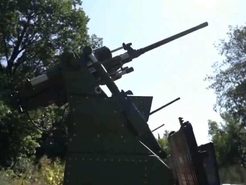 VIDEO: Ukrajinci dali svojho lovca Šáhidov priamo na vojenské auto. Sky Sentinel využíva AI a 12,7 mm guľomet