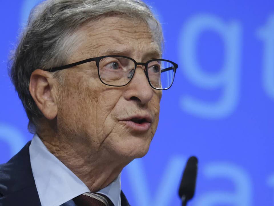 Bill Gates dnes výrazne pritvrdil vo varovaní pred AI. Chce pre ňu medzinárodný dohľad podobný jadrovej energetike alebo letectvu