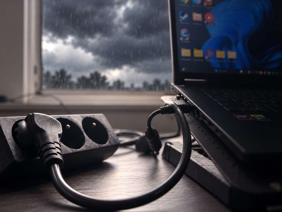 Mal by si pri výpadku elektriny či búrke vytiahnuť počítač zo zásuvky? Toto sa môže stať, keď prúd opäť naskočí