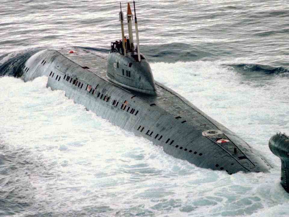 Sovietska jadrová ponorka sa zrazila s americkou lietadlovou loďou. USA potom našli v jej trupe nečakaný spravodajský poklad