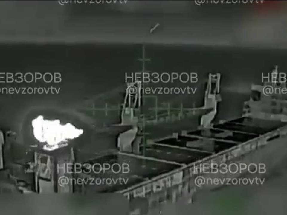 VIDEO: Ruskú sankcionovanú loď Lady Mariia v Stredozemnom mori zasiahli drony 12-krát. Údajne viezla iránske zbrane