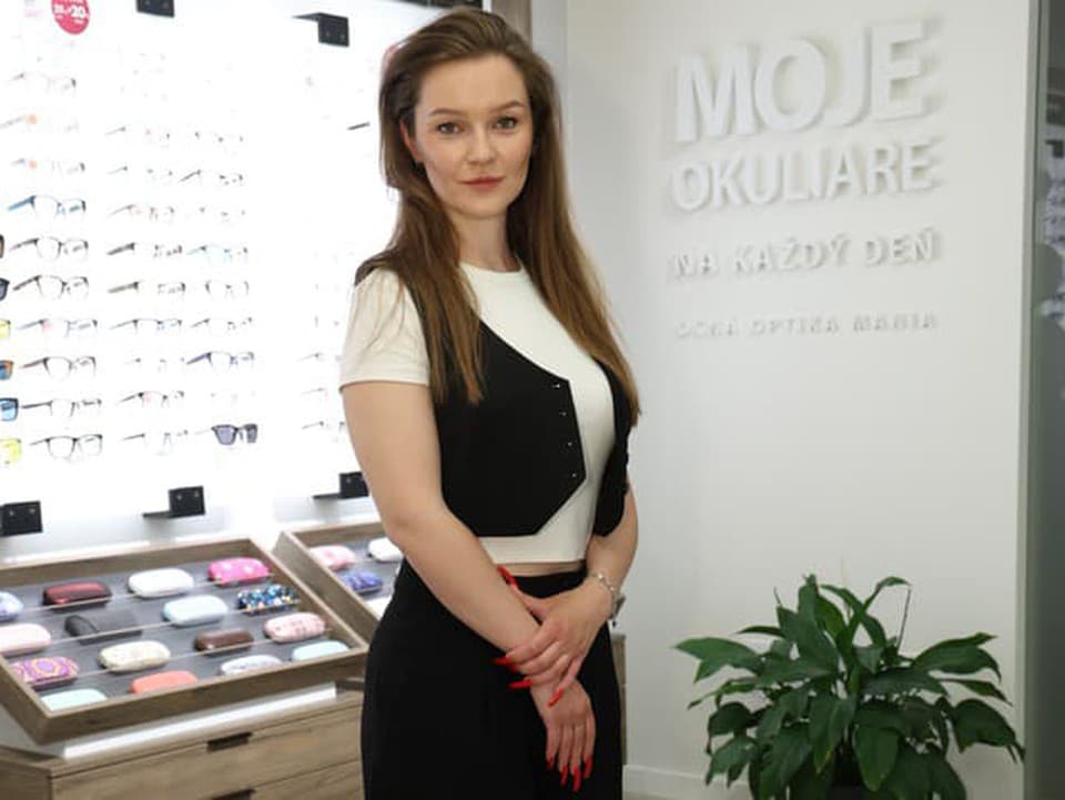 Povrchové úpravy dioptrických okuliarov: Kto sa v tom má vyznať? Optometristka radí, čo si vybrať