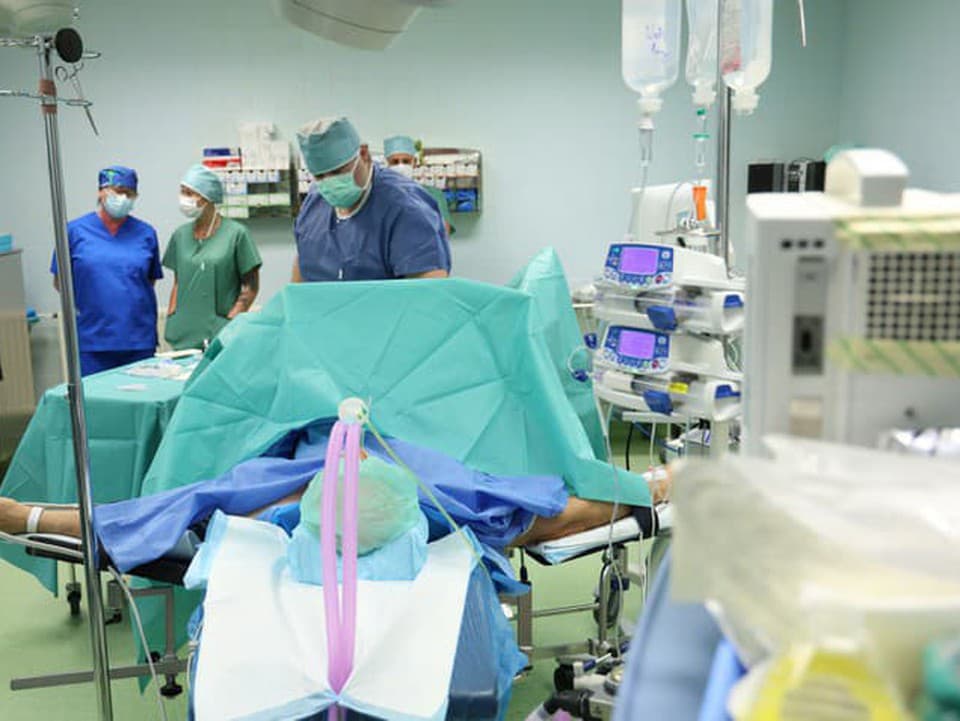 VIDEO: Nahliadnite na operačku, takto prebiehala unikátna operácia karcinómu prostaty