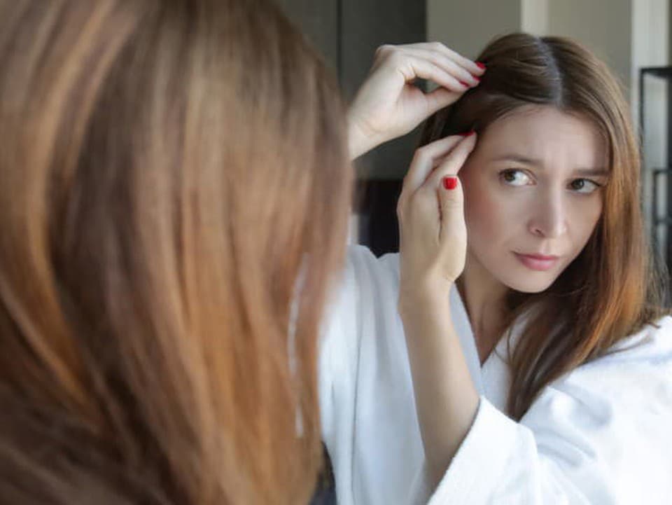 Prvé šedivé vlasy: Takto prirodzene spomalíte ich pribúdanie