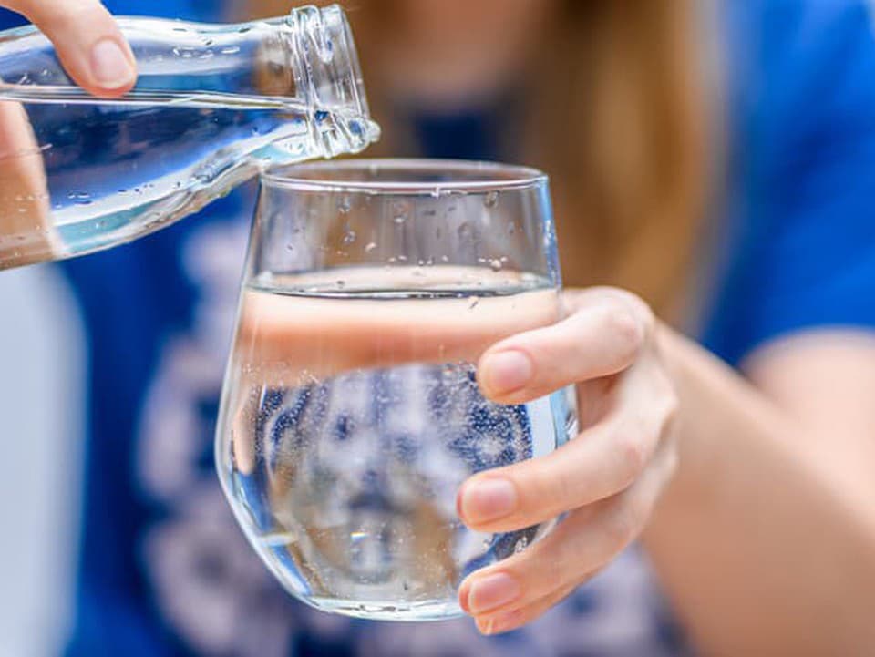 Samotná voda v pitnom režime nestačí: Ľuďom často chýbajú tieto látky