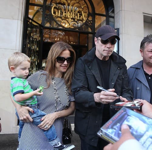 John Travolta s manželkou