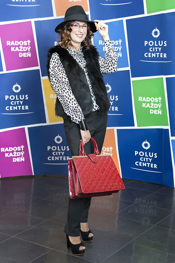 Elegantný čierno-biely outfit so
