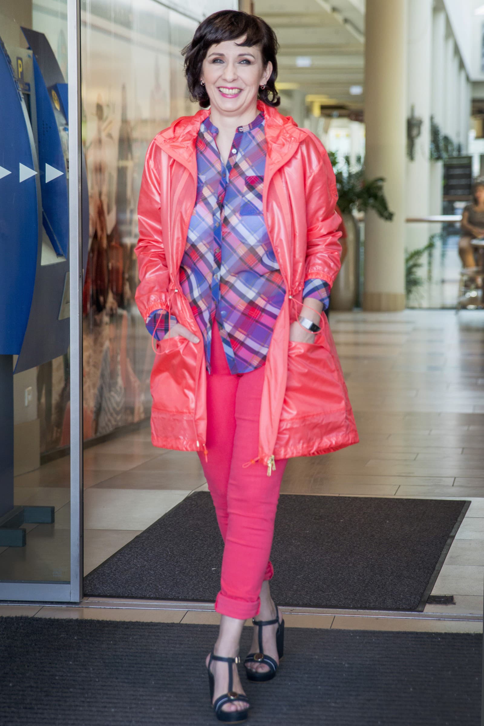 Farebný outfit bol doplnený