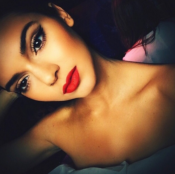 Kendal Jenner výrazné obočie