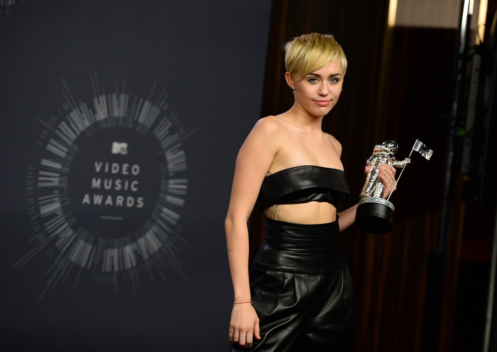 Miley Cyrus klamala o