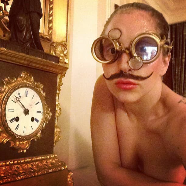 Lady Gaga často zavesí