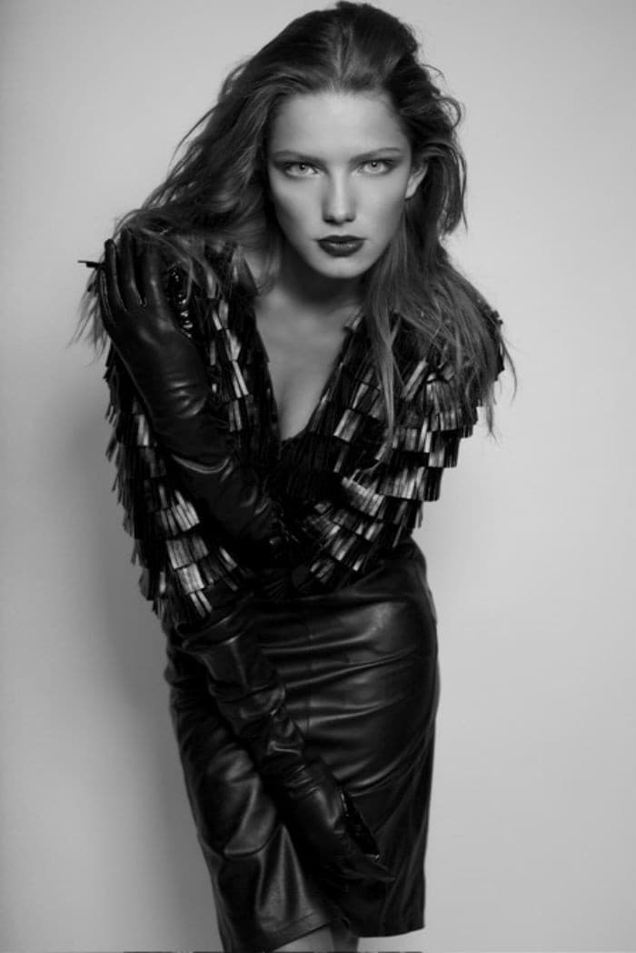 Modelka Barbora Brušková žne