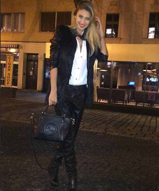 Modelka Ivana Kičikoleva vie,