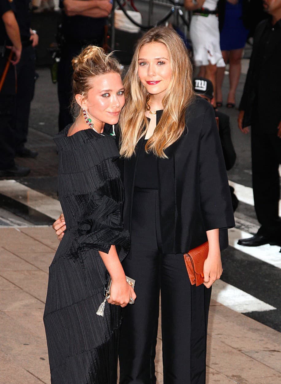 Elizabeth Olsen (vpravo) je