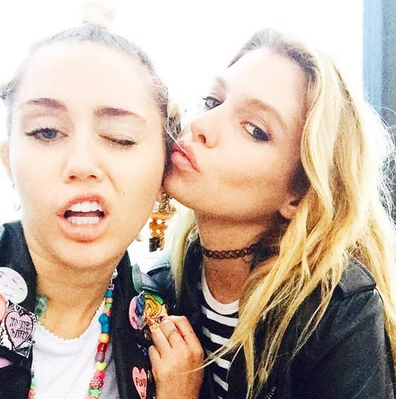 Miley Cyrus sa dostáva