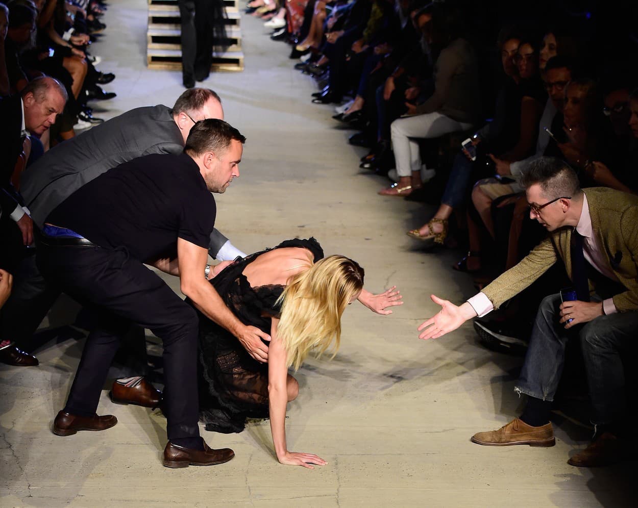 Nepríjemný pád Candice Swanepoel