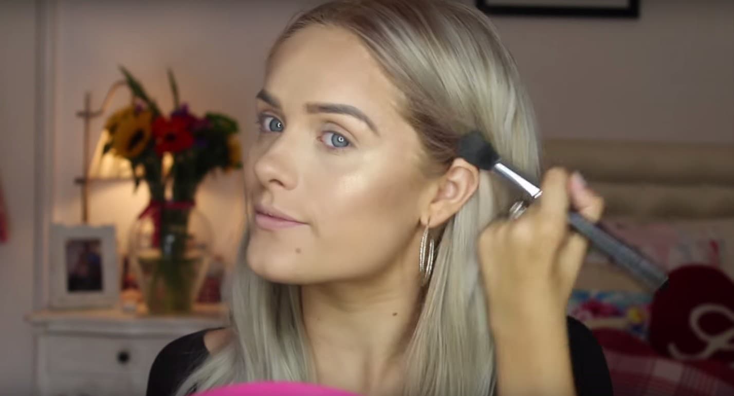 Krásna blondínka mala asi