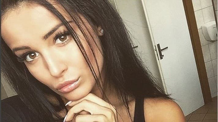Krásna tvár mladej brunetky