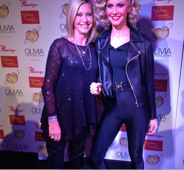 Olivia Newton John vedľa