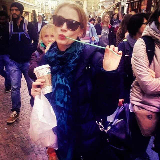 Majte sa na pozore! Po Prahe blúdi známa hollywoodska hviezda Jessica Chastain