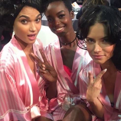 Modelky v zákulisí módnej šou Victoria's Secret