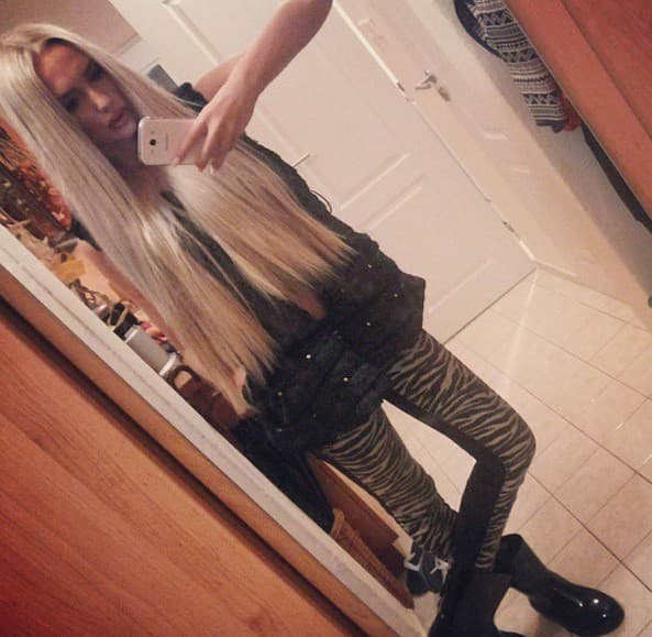 Blond vlasy, plné pery,