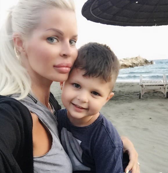 Mama Silvia trávi s