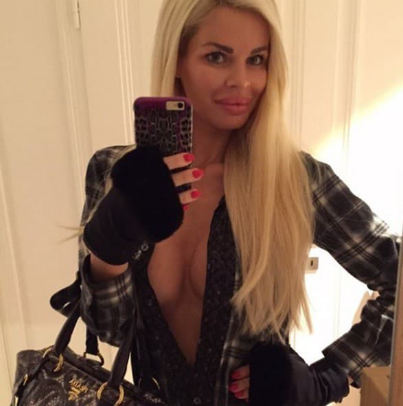 Blond Silvia zásobuje fanúšikov