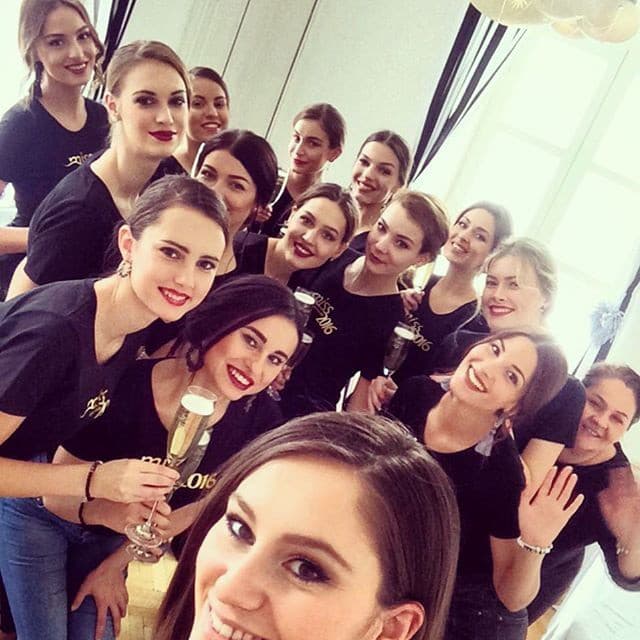 Petra trávi s finalistkami Miss Slovensko veľa času
