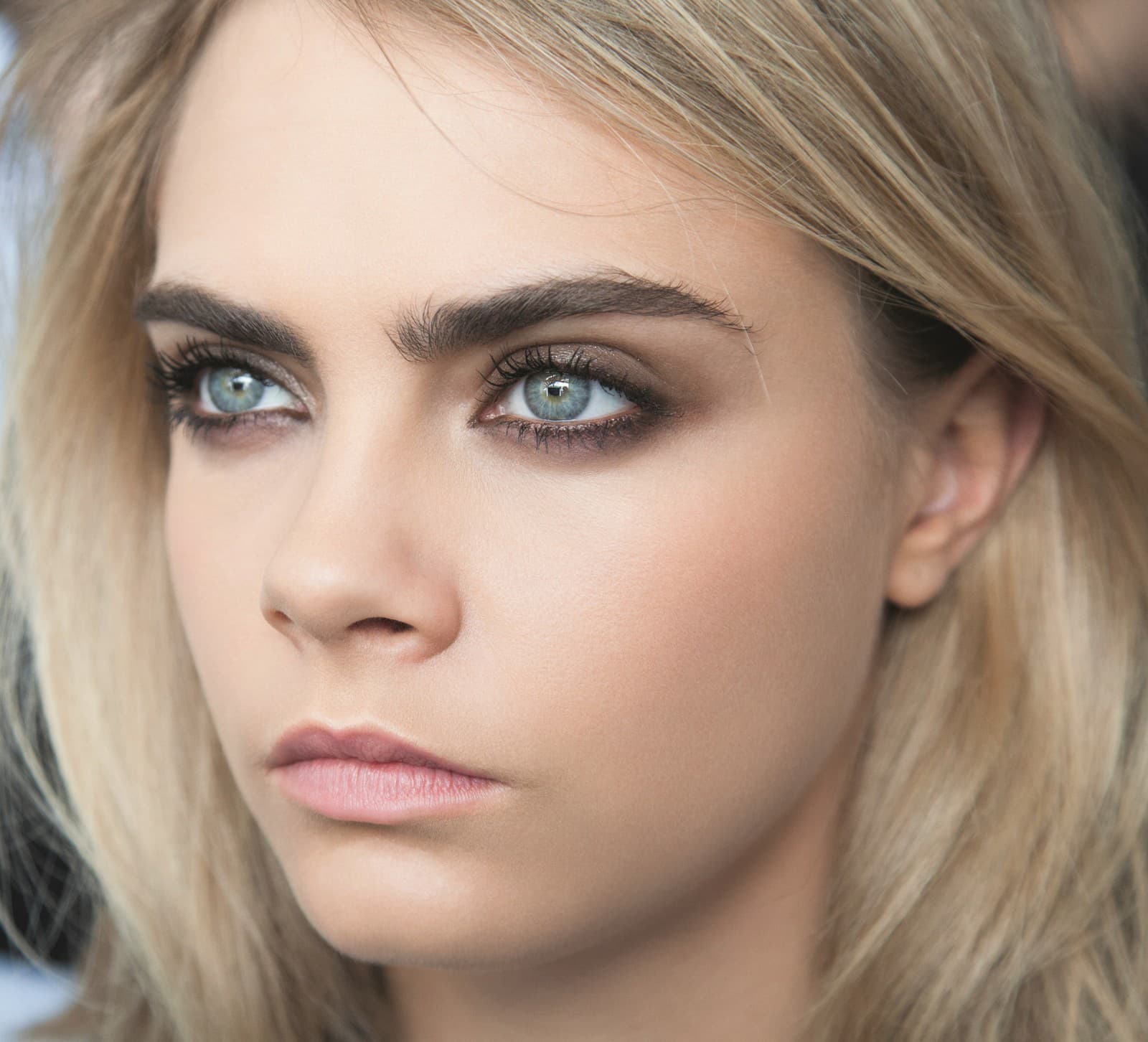 Chlpaté obočie Cary Delevingne