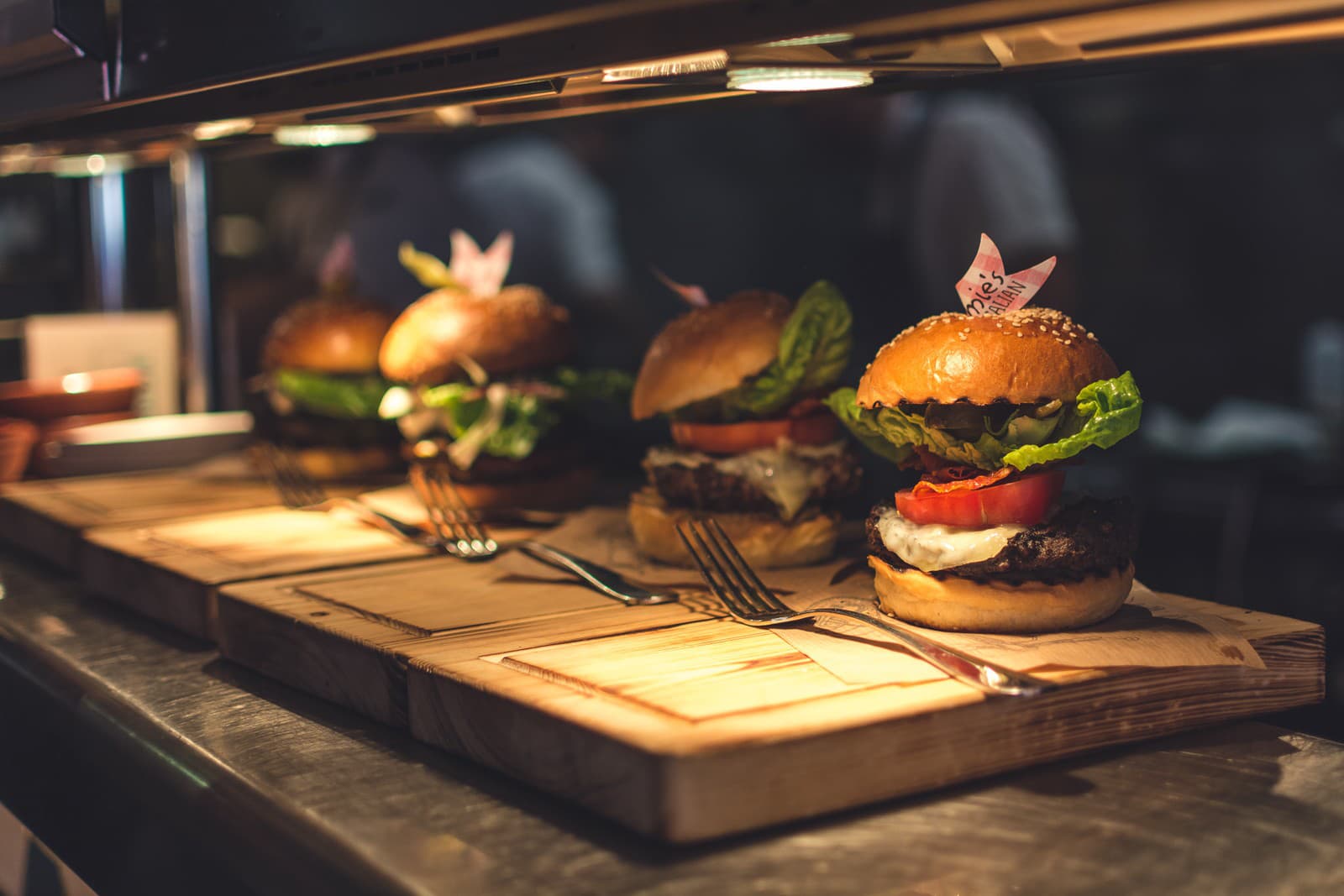 Burger by mal byť