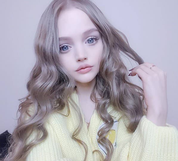 Modelka a živá bábika