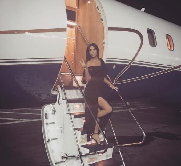Kim Kardashian cestuje vo