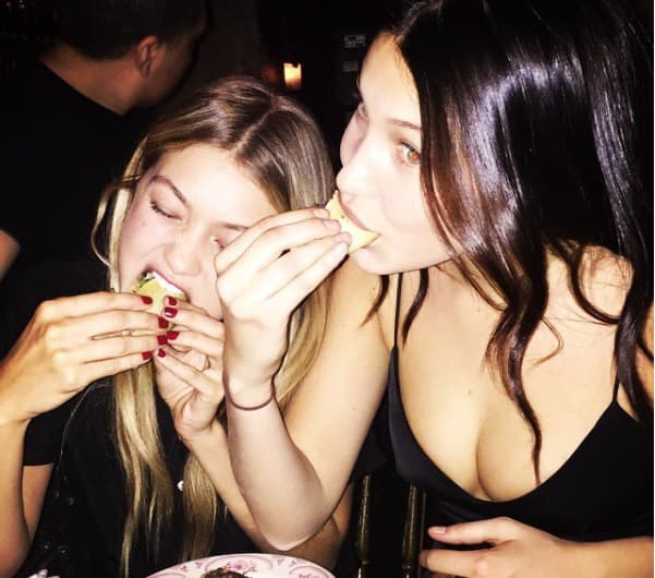 Modelky si vychutnávajú tacos