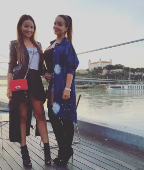 Spevácke duo Twiins sú