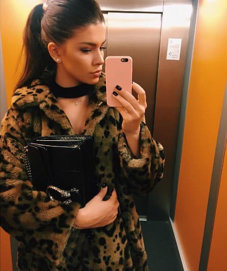 Karolína v extravagantnom kožuchu