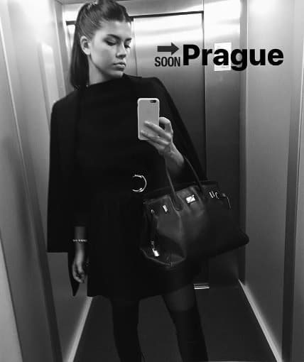 Karolína v jednoduchej čiernej